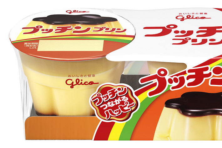 グリコのプッチンプリンの6個入りパック。クリーミーなプリンにチョコレートソースが乗っています。