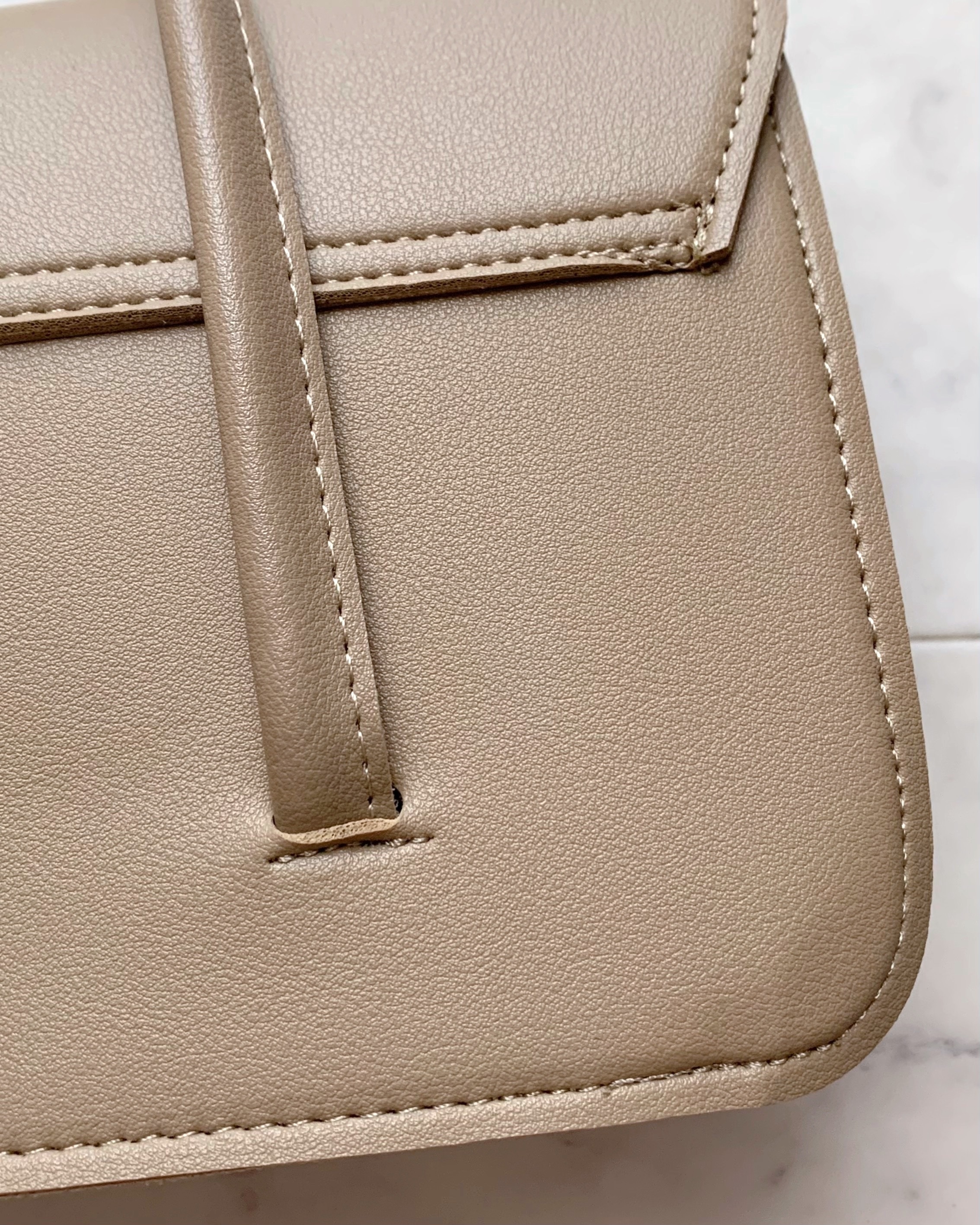 Amiur (エミレ)のおすすめバッグ「コンパクトスクエアハンドバッグ」