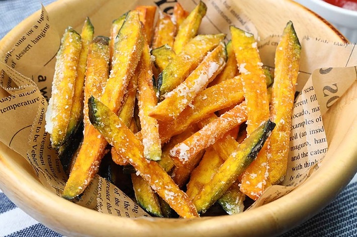 ボウルに盛られたカボチャのフライ。背景にはケチャップの小皿が見えます。