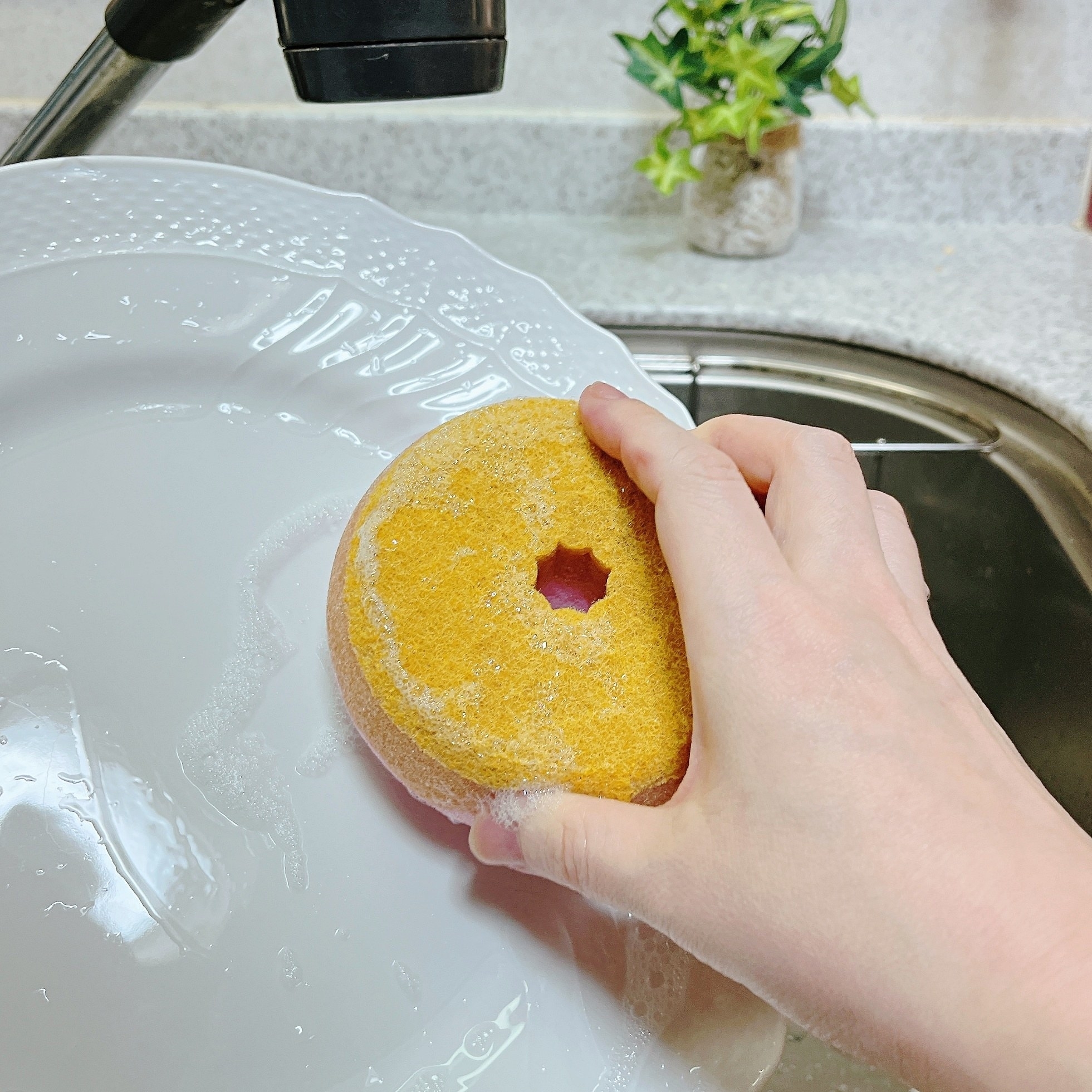 フランフランおすすめ便利グッズ「ドーナッツ キッチンスポンジ ホワイト／ピンク」