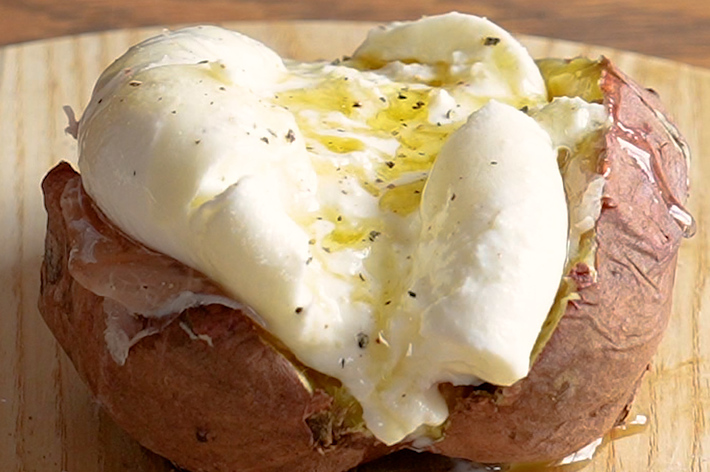 焼いたジャガイモにたっぷりのクリームとオリーブオイルがかけられている。