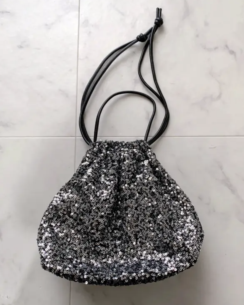 GU（ジーユー）のおすすめファッションアイテム「スパンコールバッグ+E」