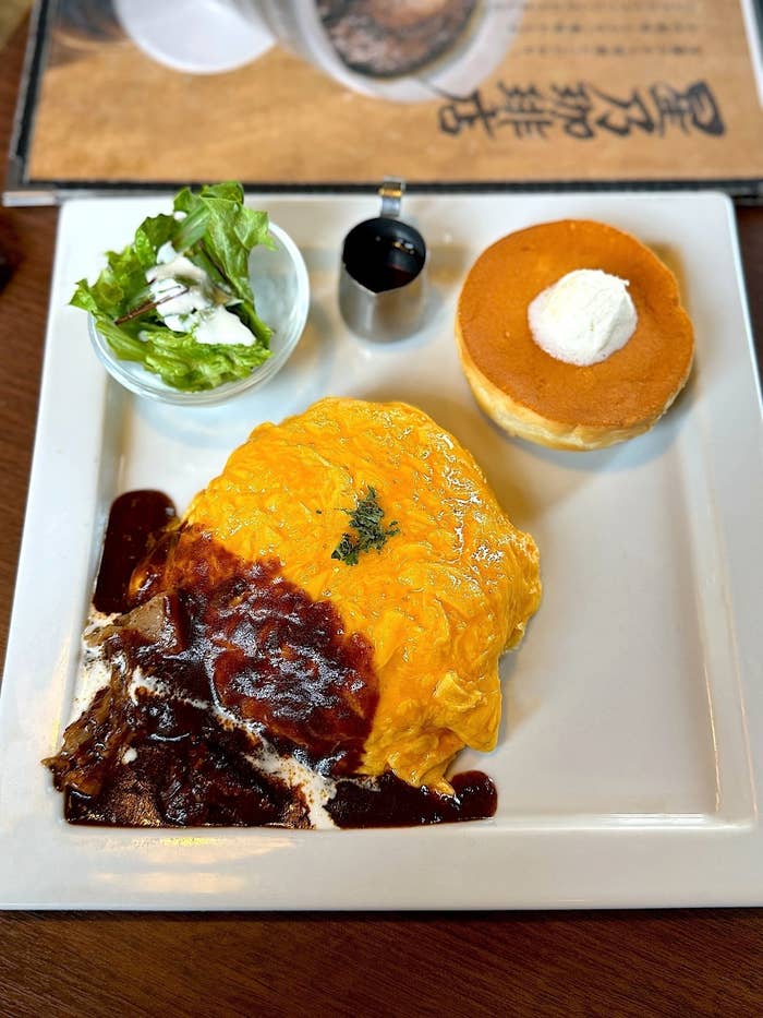 星乃珈琲店のおすすめメニュー「ビーフシチューオムライス&パンケーキプレート」