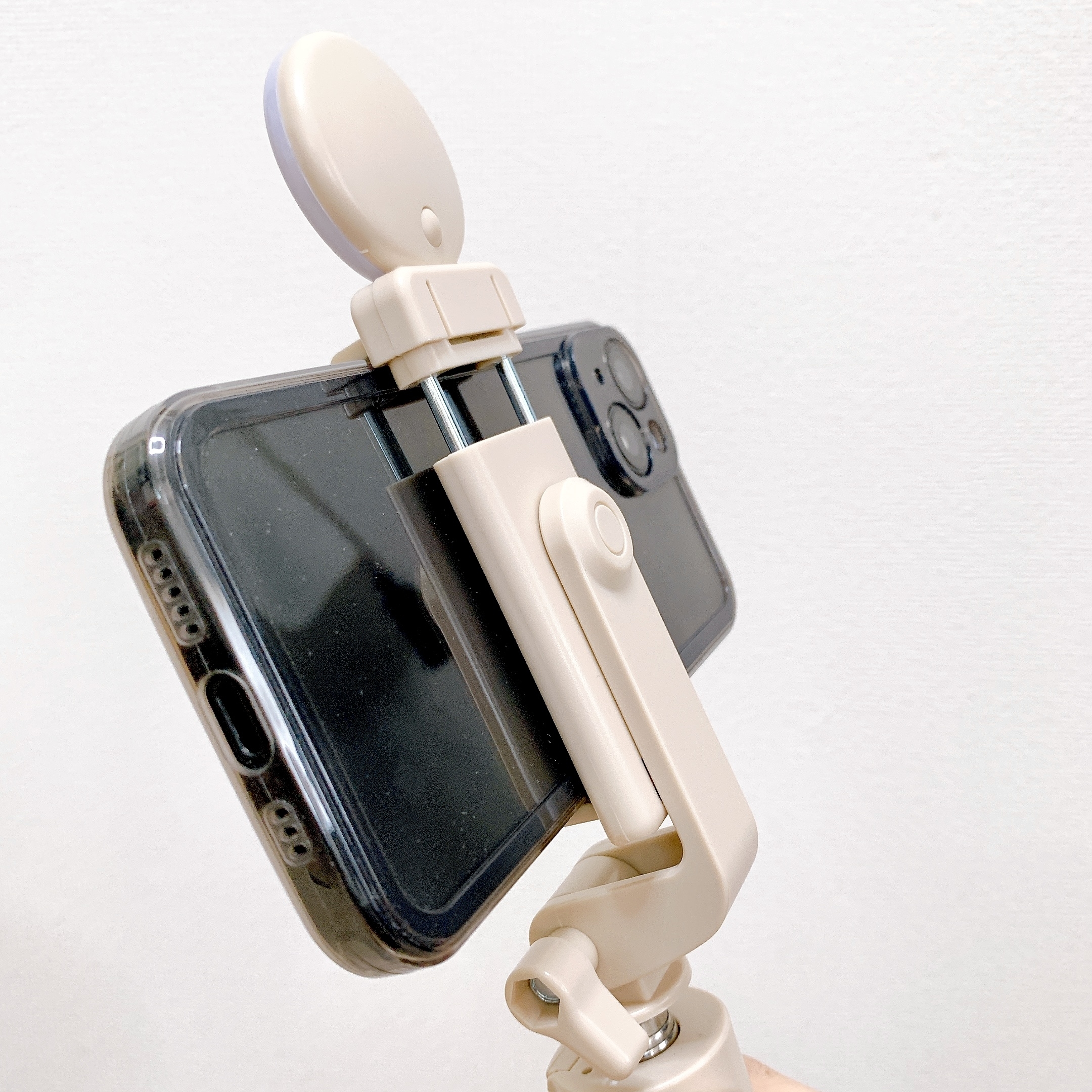 3COINS（スリーコインズ）のおすすめの便利グッズ「LED三脚自撮り棒」