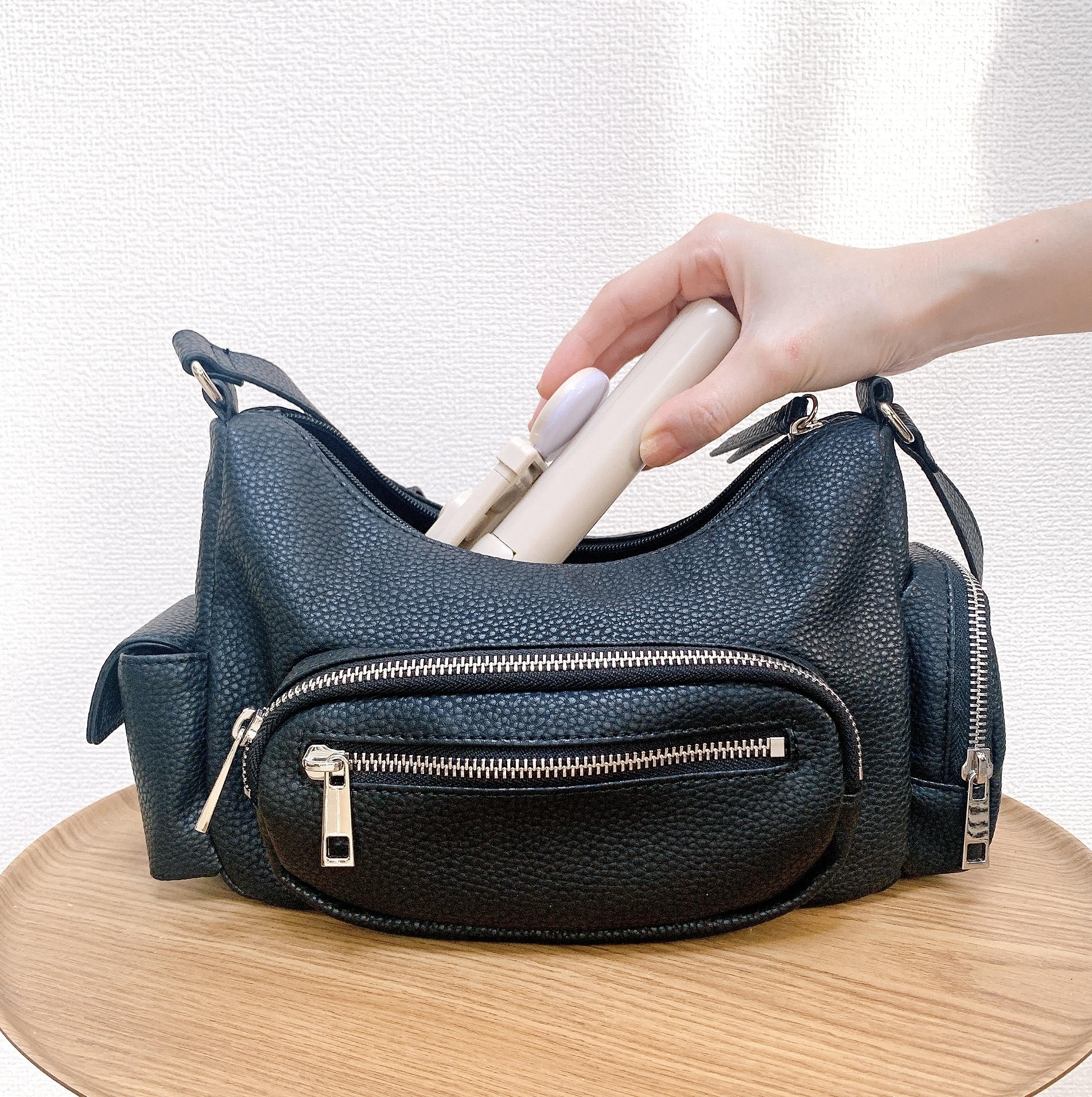 3COINS（スリーコインズ）のおすすめの便利グッズ「LED三脚自撮り棒」