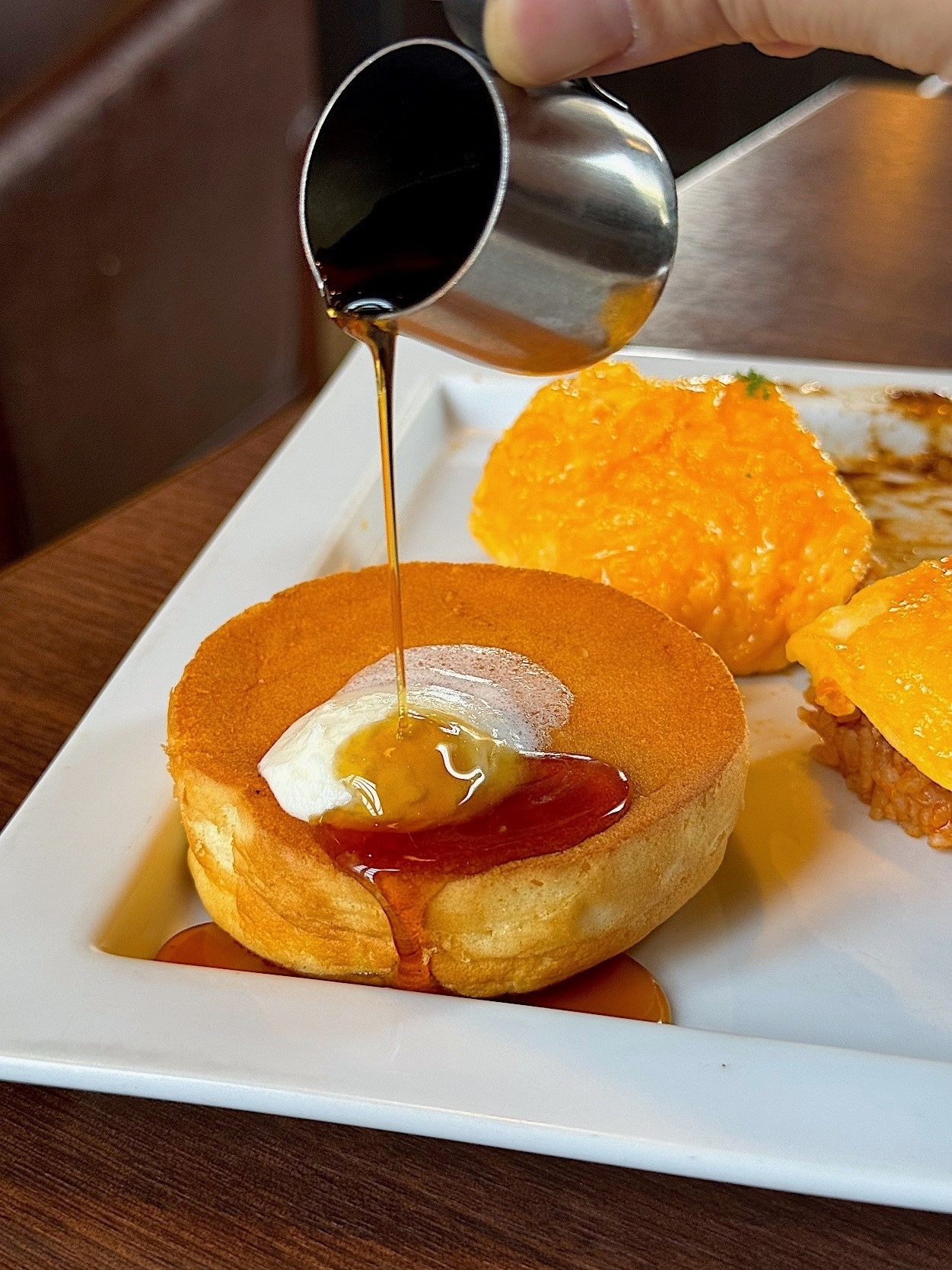 星乃珈琲店のおすすめメニュー「ビーフシチューオムライス&パンケーキプレート」