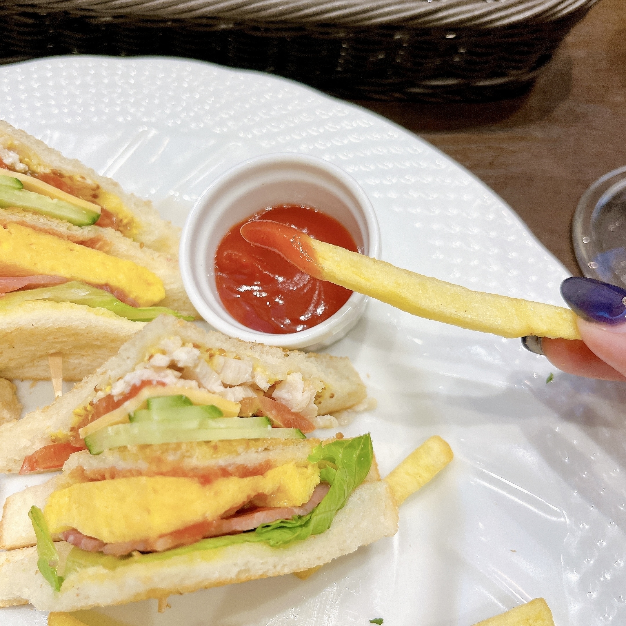 星乃珈琲店のおすすめメニュー「クラブハウスサンド&ポテト〜スモークチキンとベーコン〜」