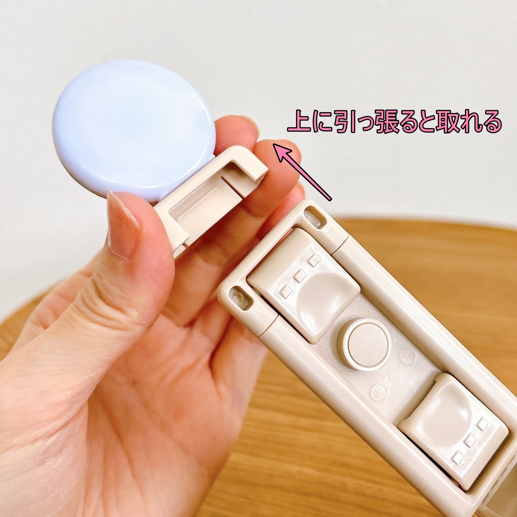 3COINS（スリーコインズ）のおすすめの便利グッズ「LED三脚自撮り棒」