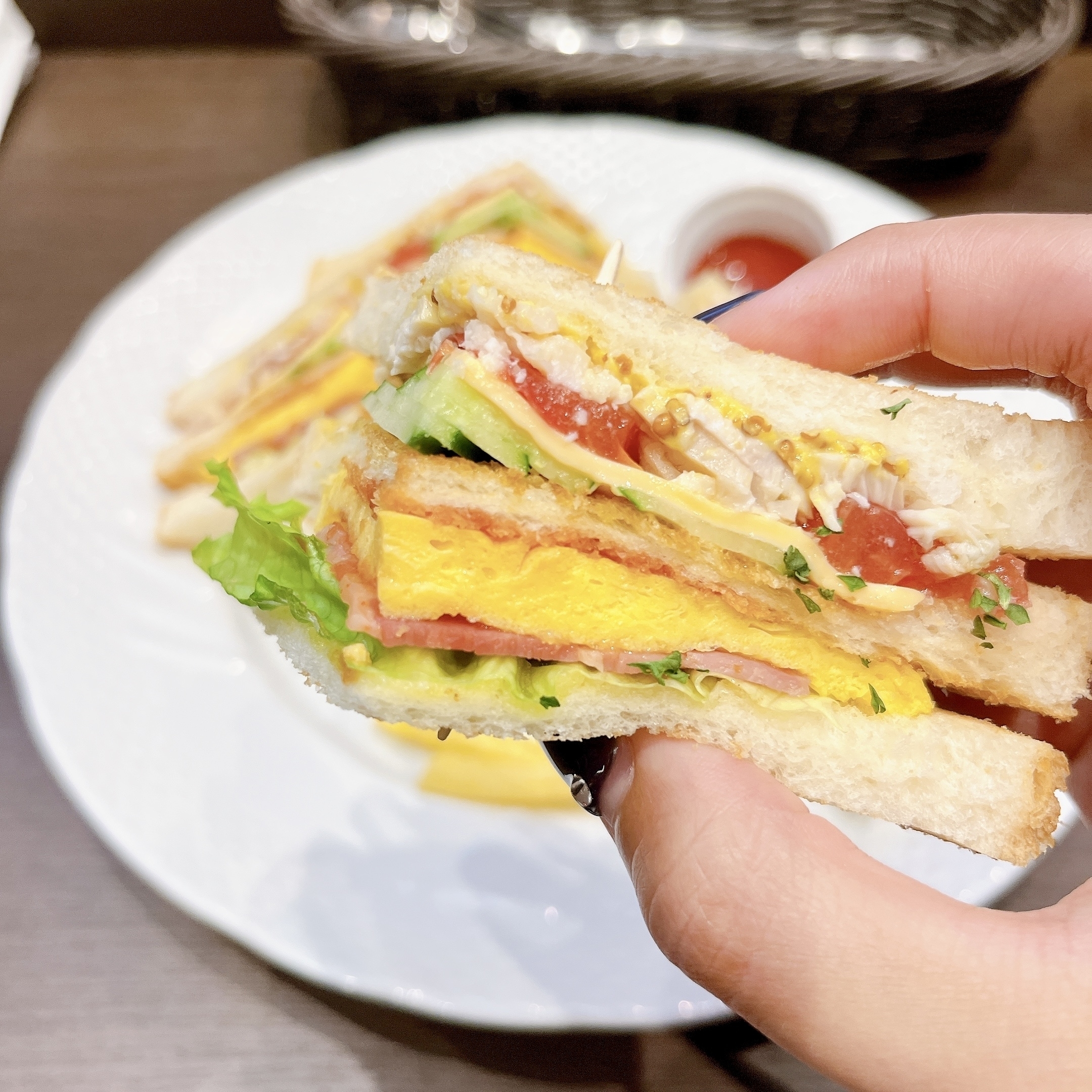 星乃珈琲店のおすすめメニュー「クラブハウスサンド＆ポテト〜スモークチキンとベーコン〜」