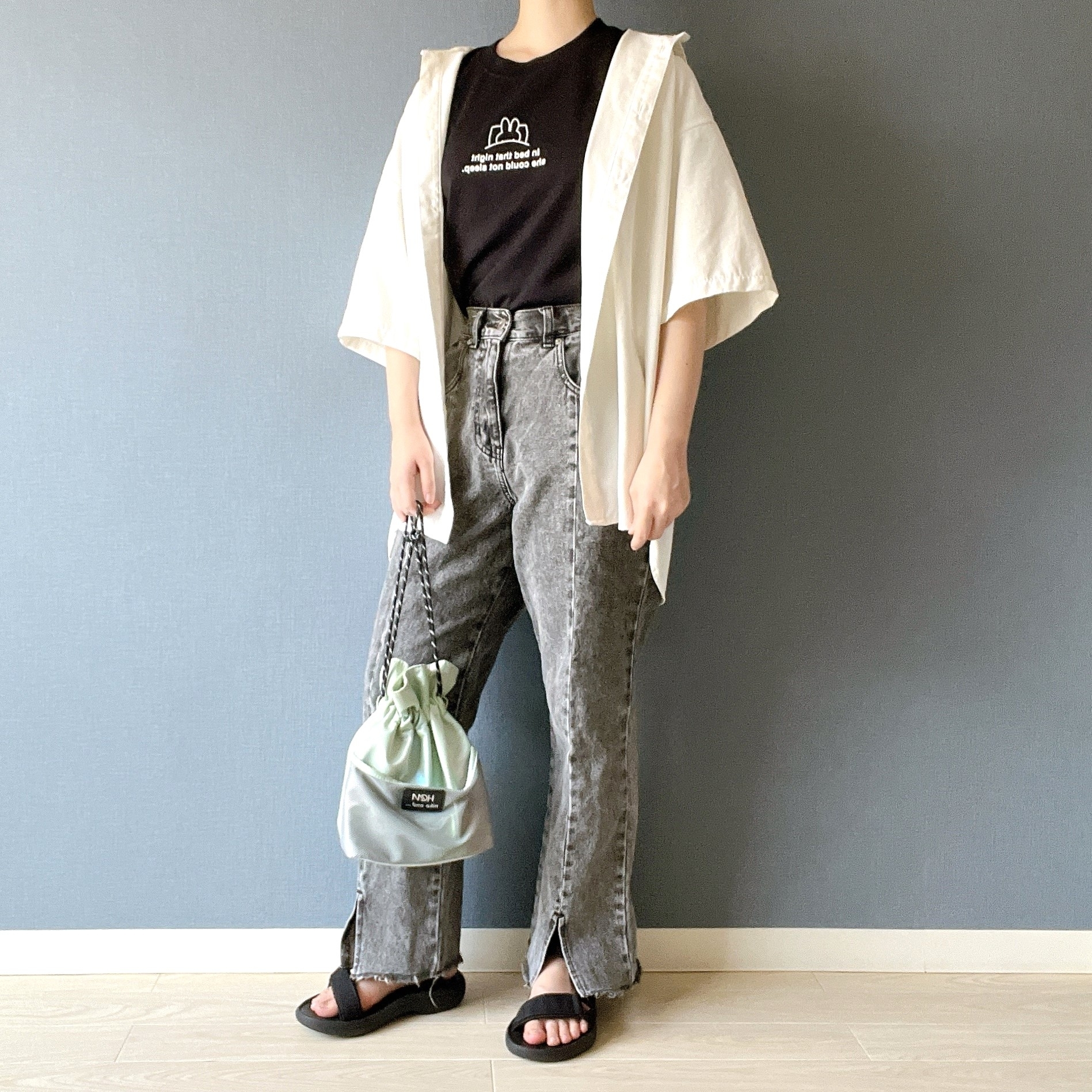 ユニクロのオススメのトップス「ミッフィー UT」のコーディネート