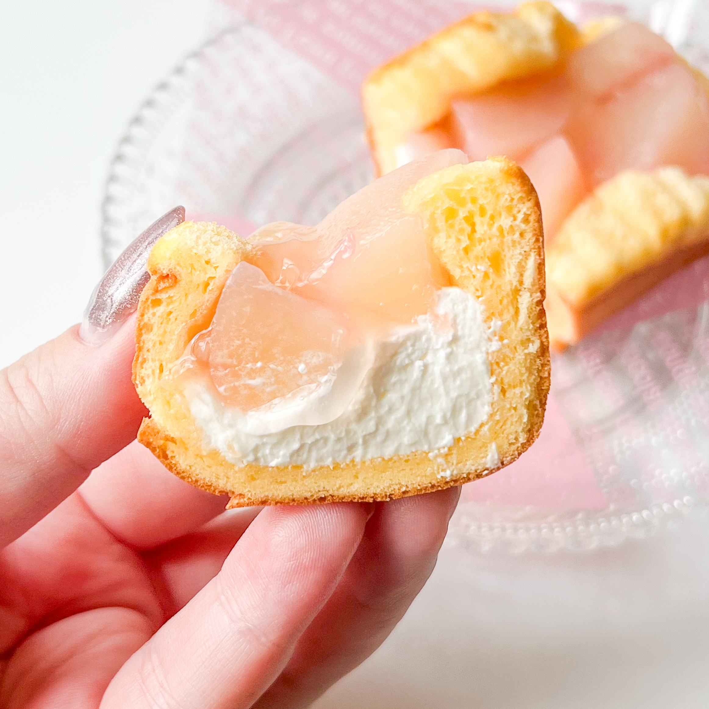 ローソンのおすすめ絶品スイーツ「ごろごろとした桃のオムレット」