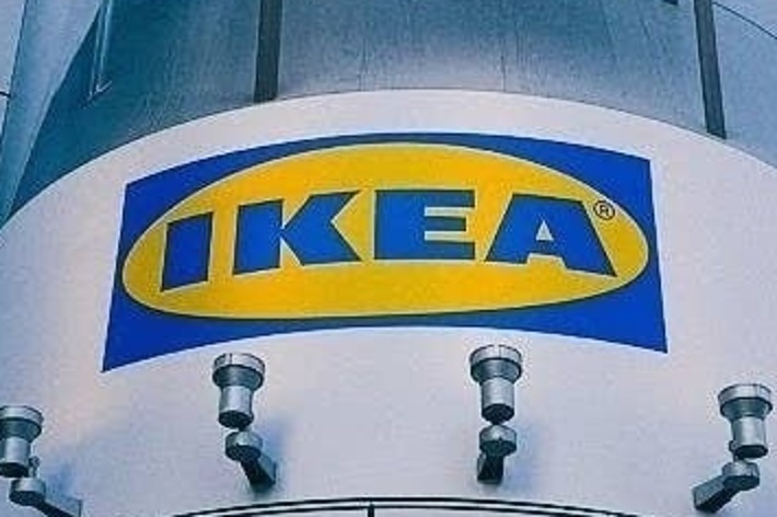 IKEAの広告がビルの外壁に貼られており、家具セットが紹介されている。価格は￥1,999と表示されている。