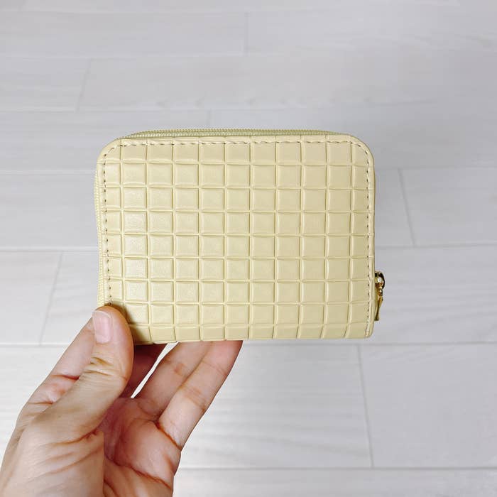 しまむらのおすすめファッションアイテム「スクエアコインケース」