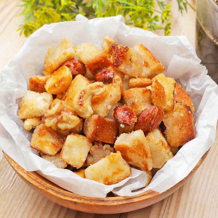 ナッツが入ったパンのボウル。