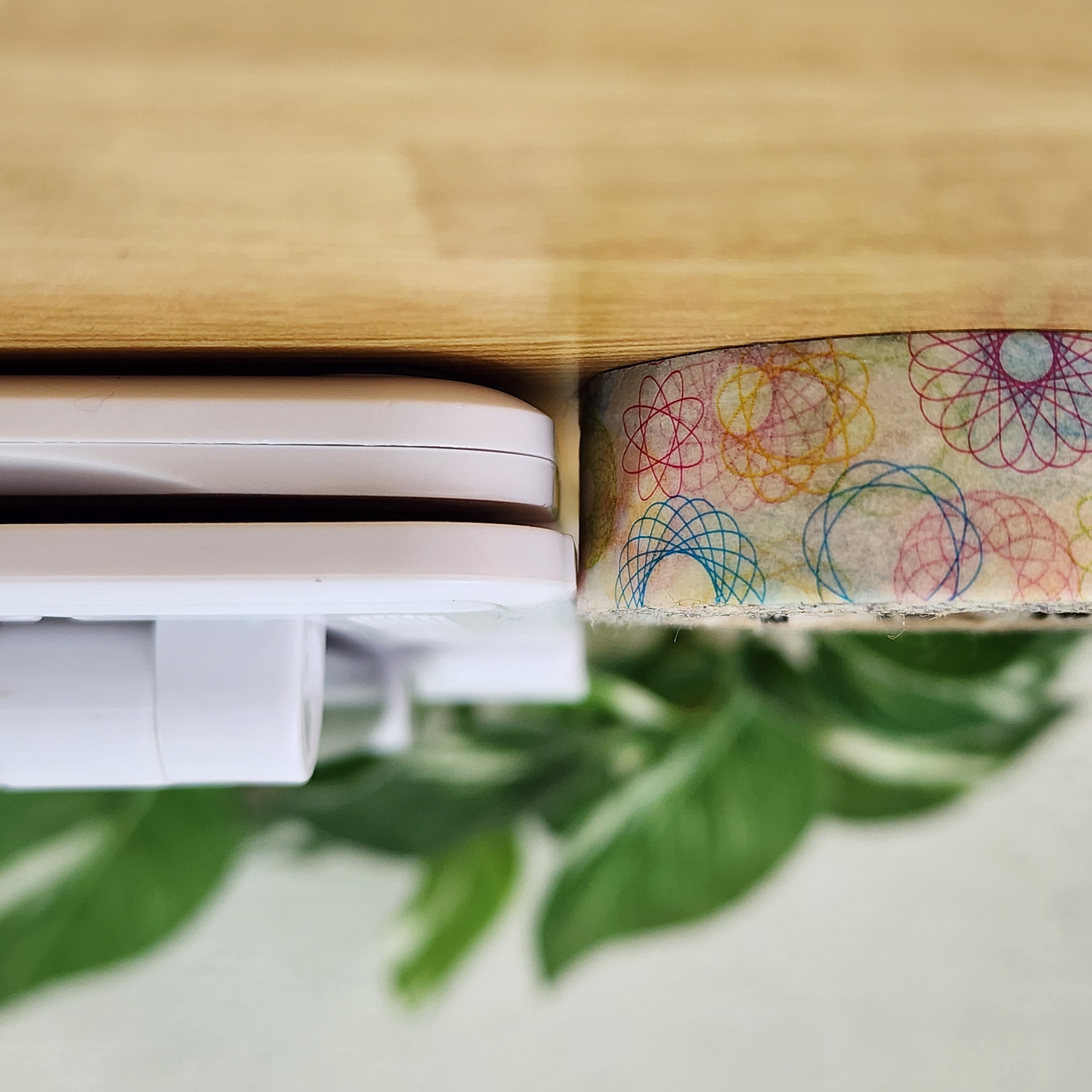 3COINS（スリーコインズ）のおすすめ便利グッズ「スマホスタンド/WORK TOOLS」