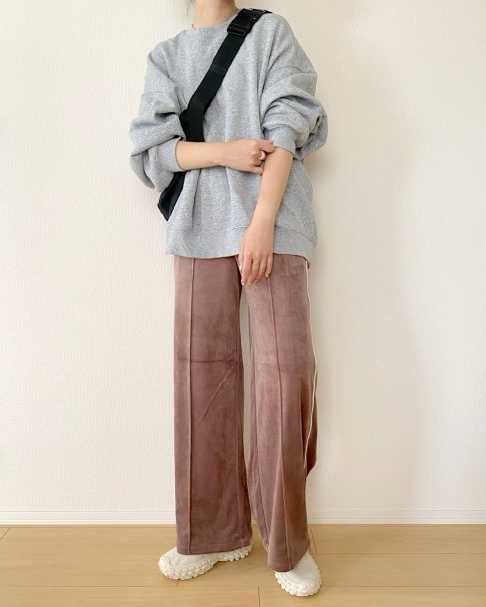 GU(ジーユー)のおすすめファッション「ベロアサイドラインプルオンパンツ」のコーディネート