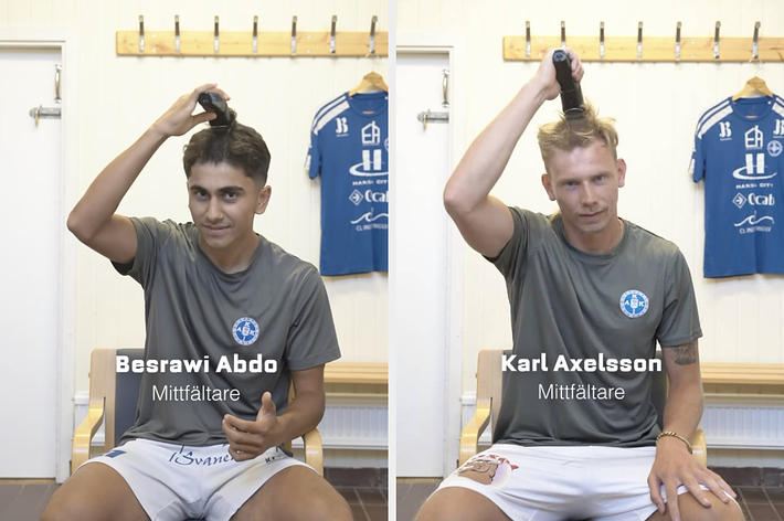 ベスラウィ・アブド選手が椅子に座り、髪をセットしています。背景にはサッカーユニフォームが掛かっています。