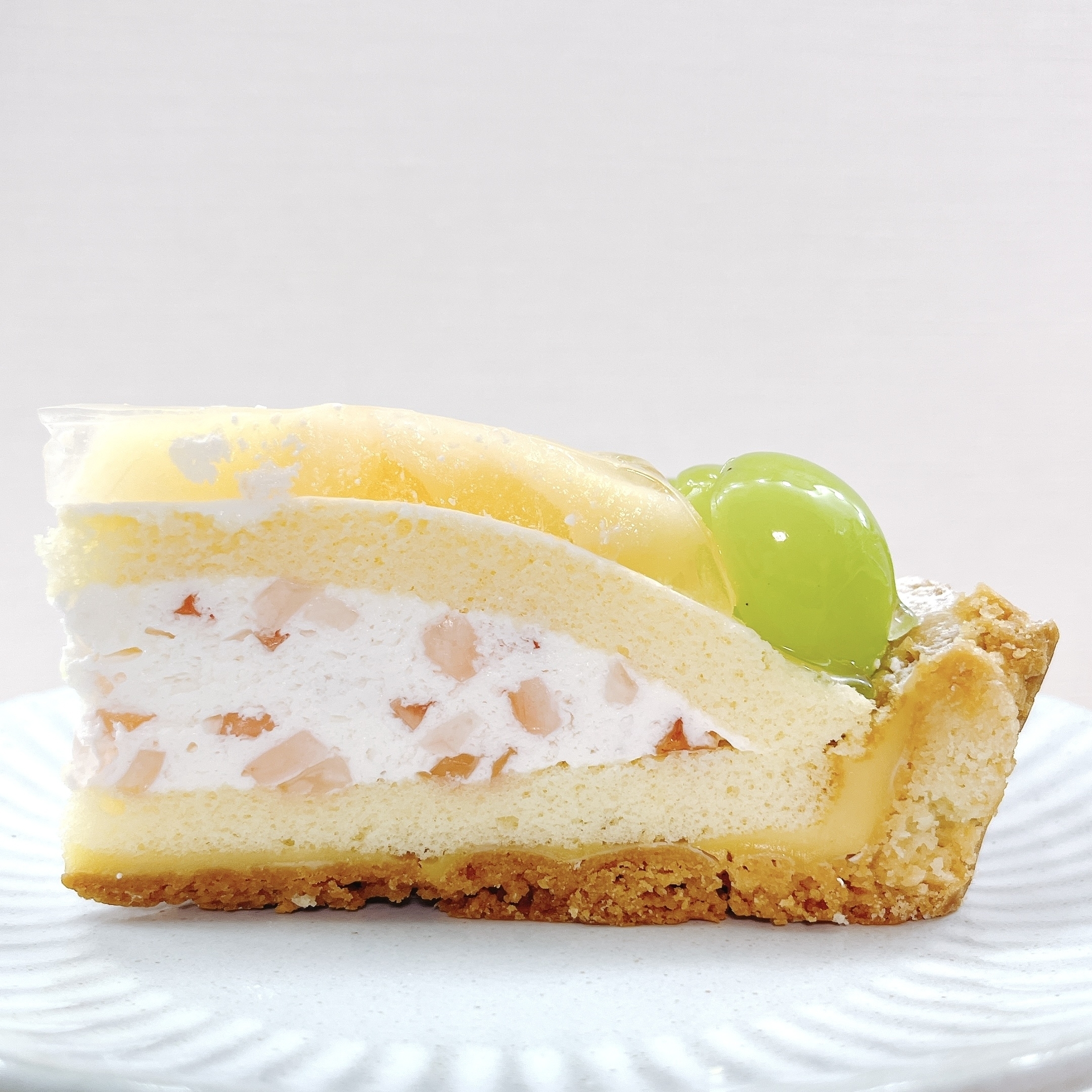 銀座コージーコーナーのシャインマスカットを使った贅沢ケーキ「シャインマスカットと白桃のタルト」