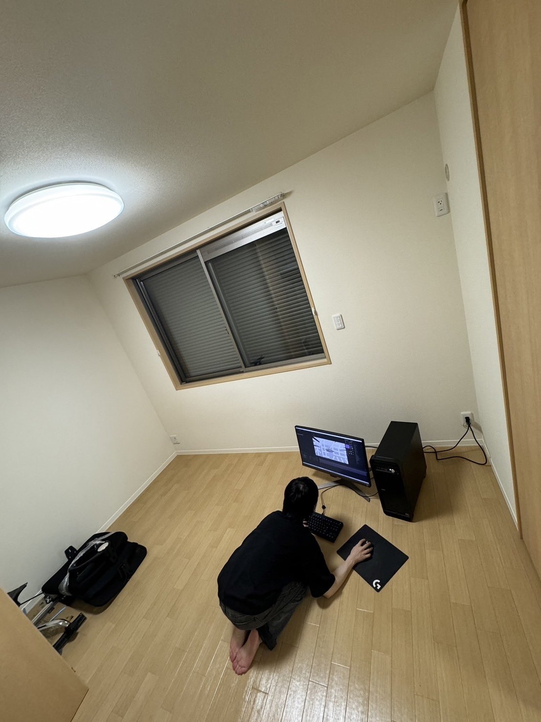 すごい姿勢で頑張るしあささん / しあささんのXより