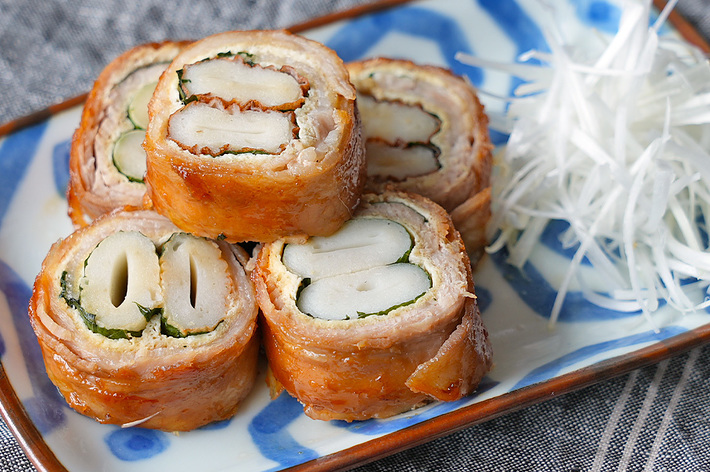 お皿に盛られた焼き鳥巻き寿司と細切りのネギの盛り合わせ。