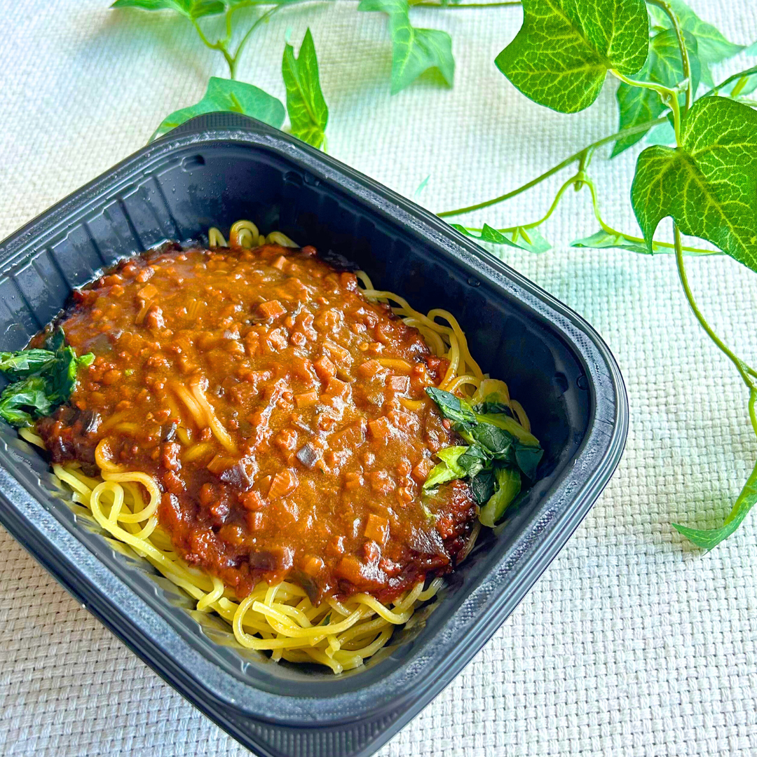 ファミマのおすすめフード「甜麺醤のコクと甘みジャージャー麺」