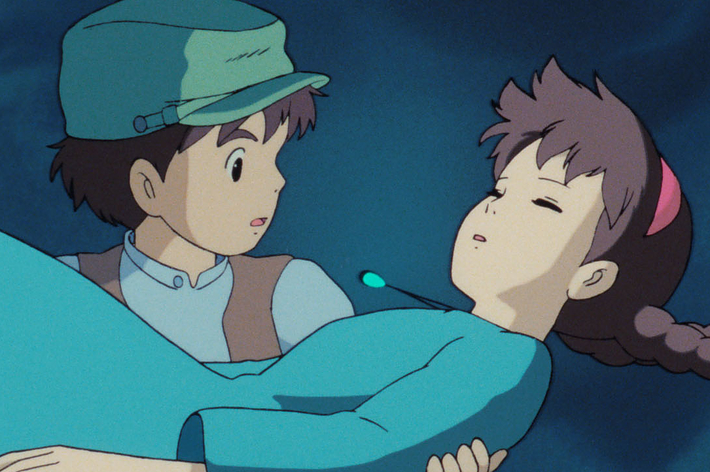 『天空の城ラピュタ』空から降ってきた少女・シータを抱きかかえるパズー(スタジオジブリ公式サイトより)