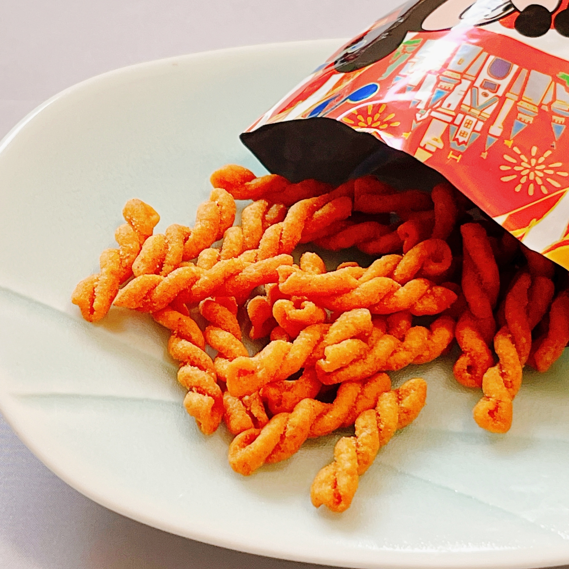 東京ディズニーランドのおすすめお土産「スナック〈パスタスナック〉袋 ミッキーマウスと仲間たち」
