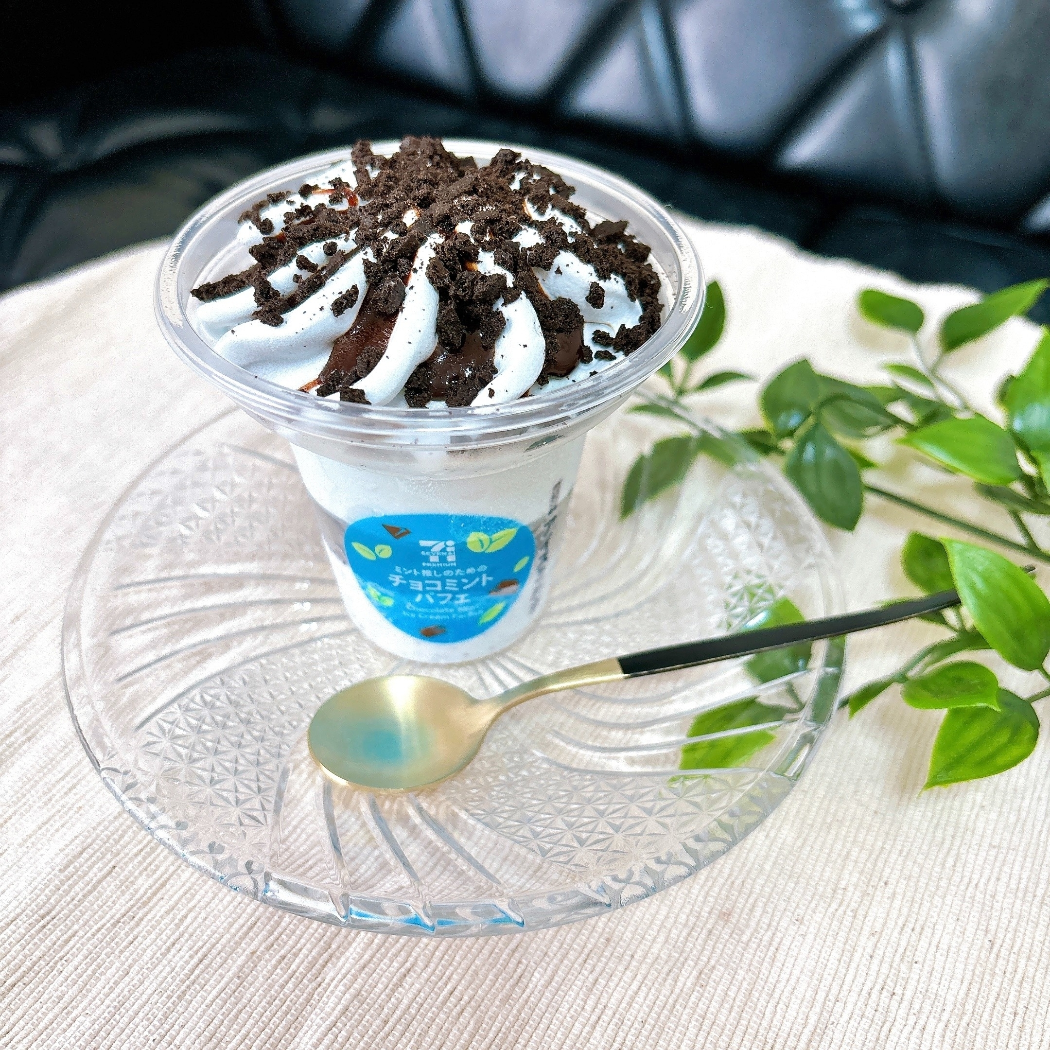 セブン-イレブンのおすすめスイーツ「7プレミアム ミント推しのためのチョコミントパフェ」