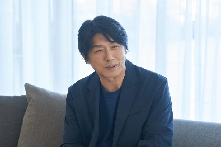 ソファに座っている男性。