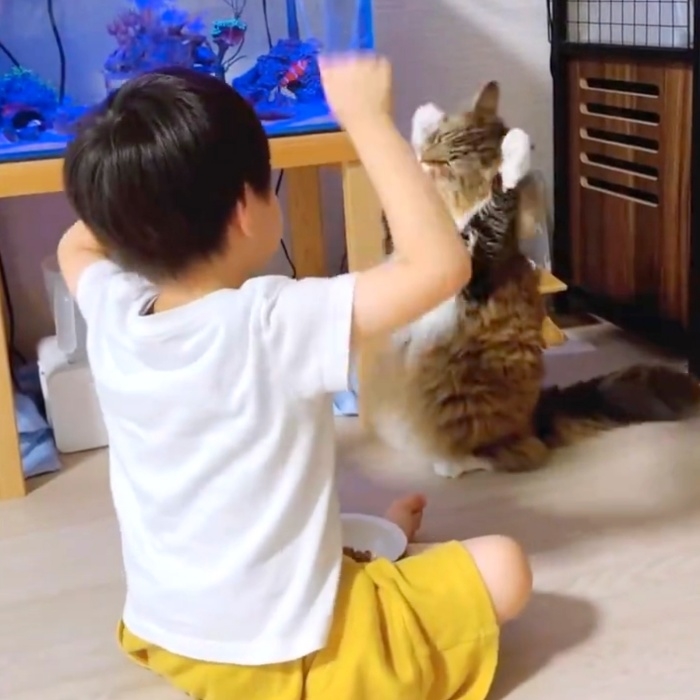 息子さんの仕草を真似るルーナちゃん