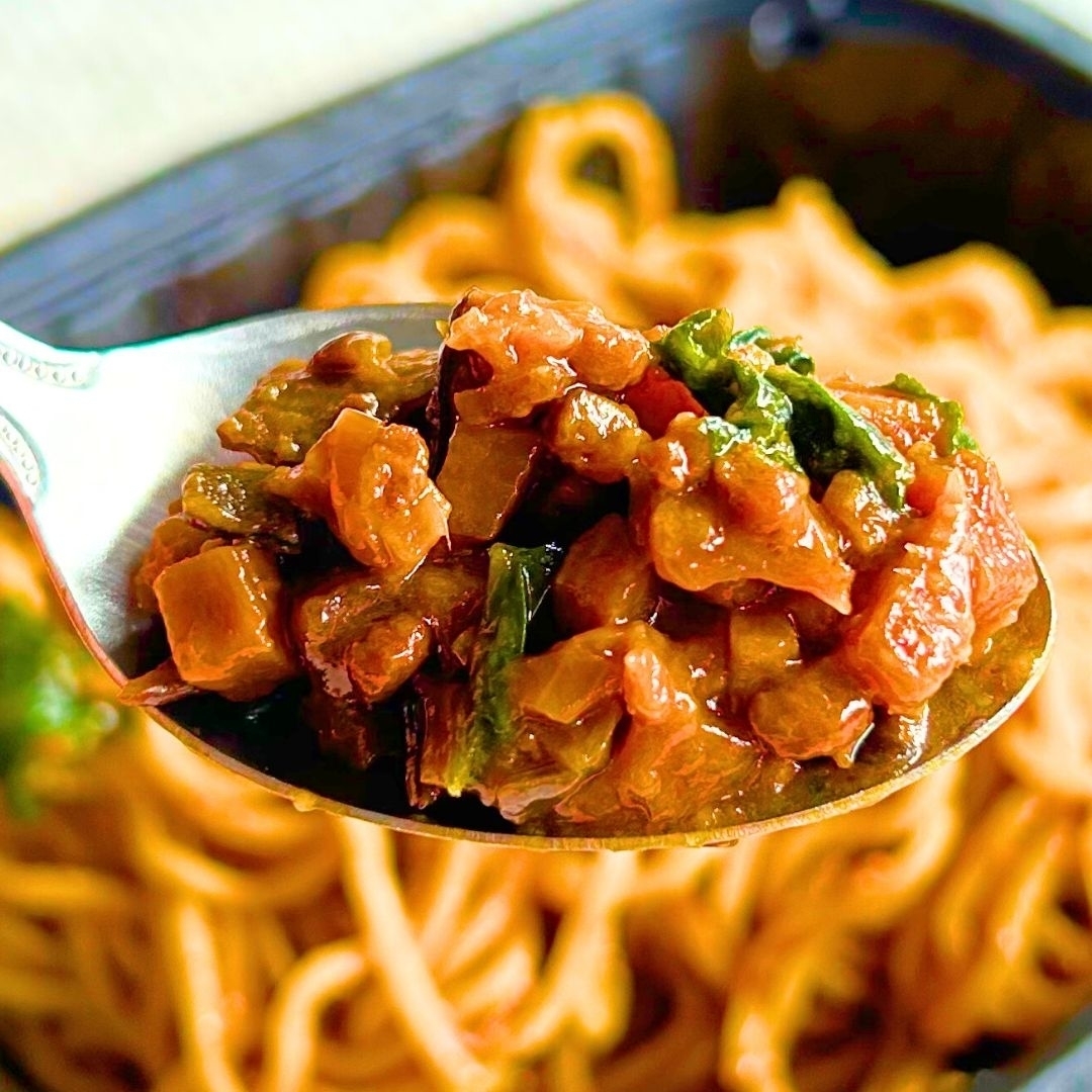 ファミマのおすすめフード「甜麺醤のコクと甘みジャージャー麺」