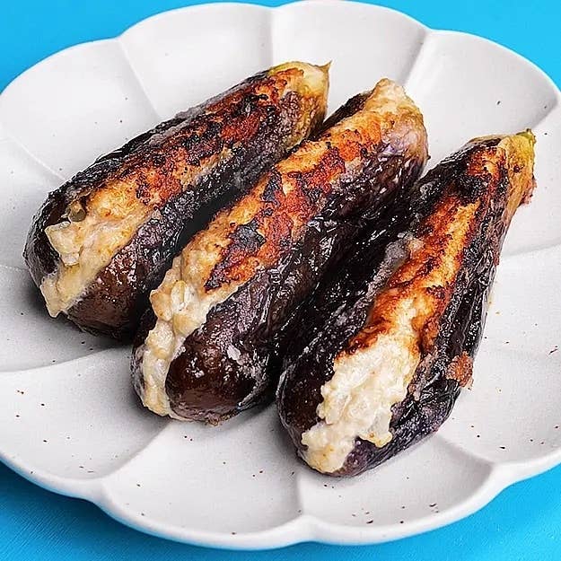 3本の焼きナスが白い皿に盛られている。