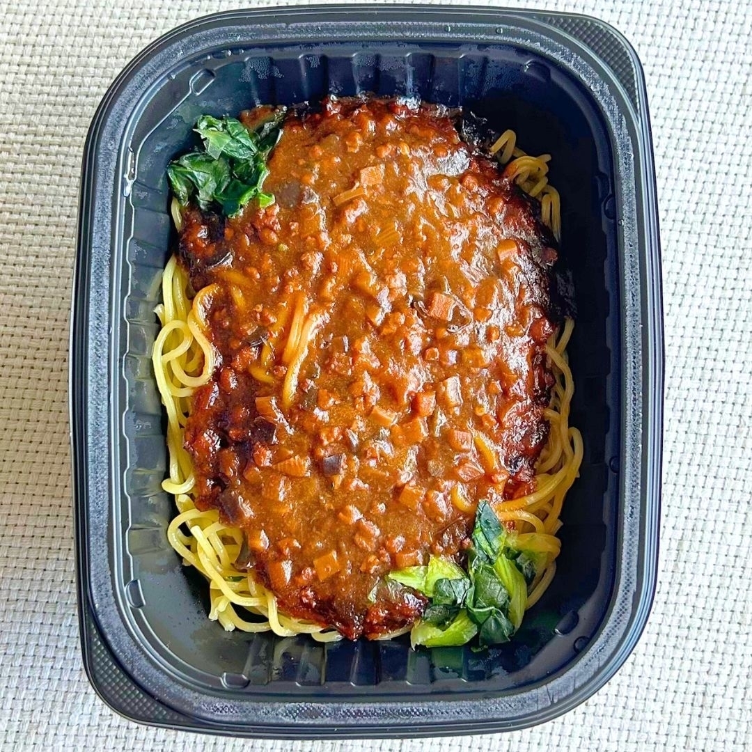 ファミマのおすすめフード「甜麺醤のコクと甘みジャージャー麺」