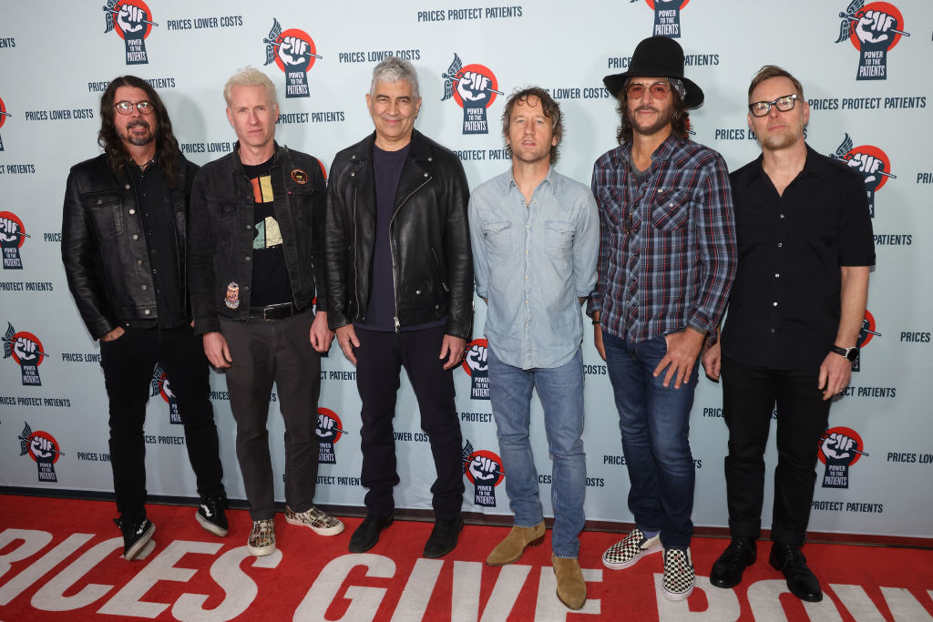 Dave Grohl, Josh Freese, Krist Novoselic, Pat Smear, Chad Channing, and Nate Mendel on a red carpet