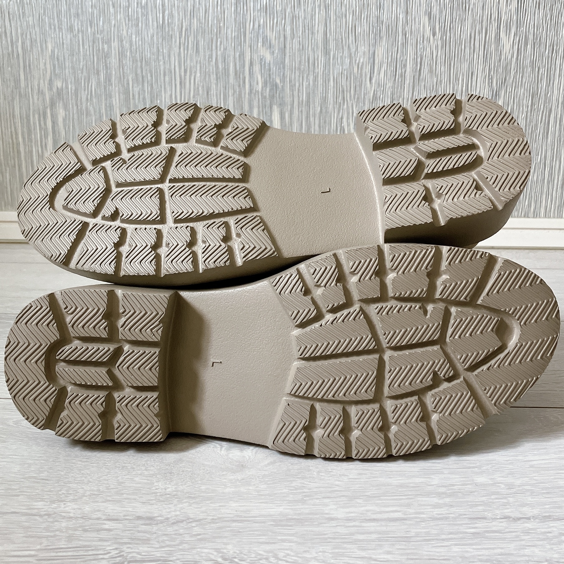 GU（ジーユー）のおすすめブーツ「リブニットソックスブーツ」