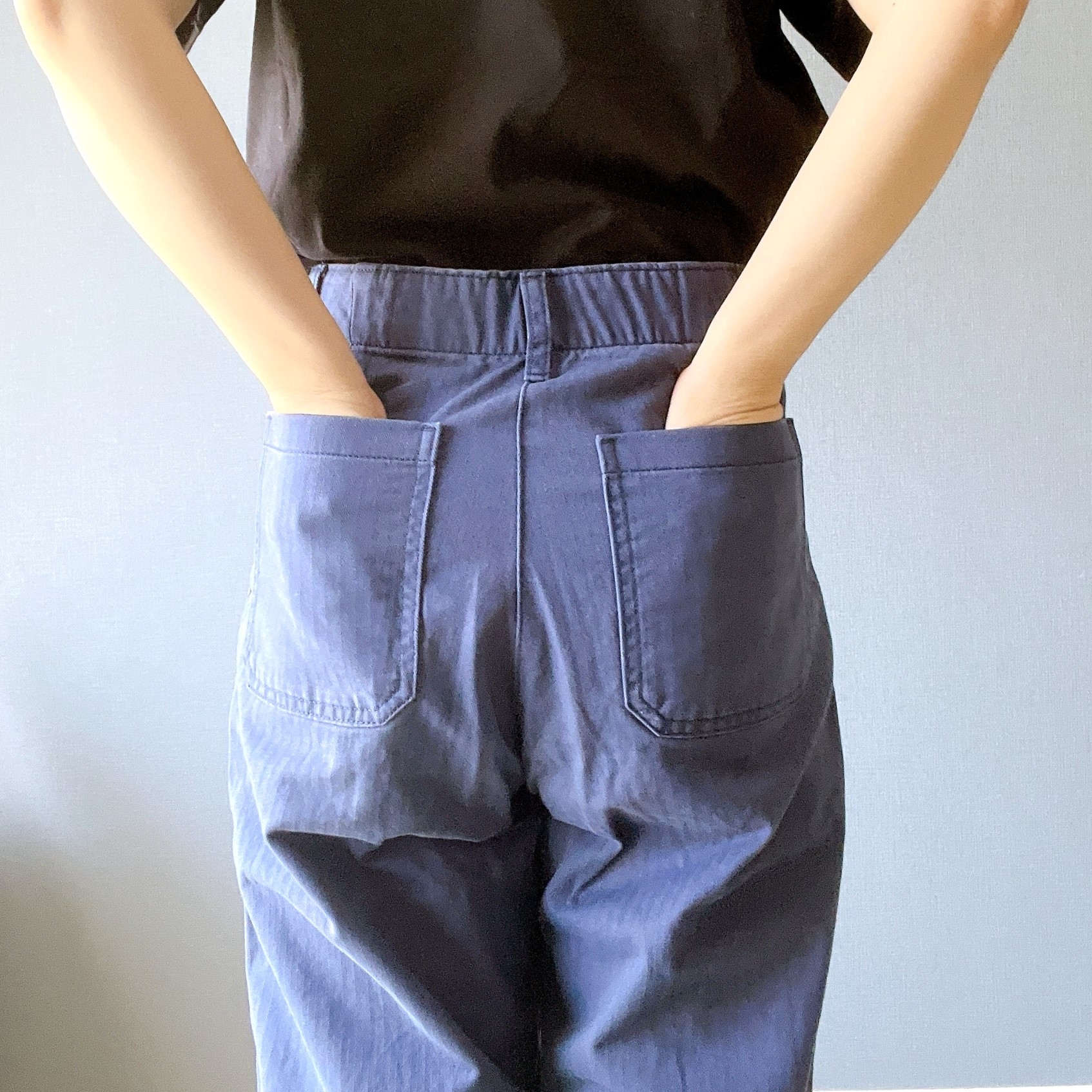 無印良品のオススメのパンツ「婦人 洗いざらし ヘリンボーンベイカーパンツ」