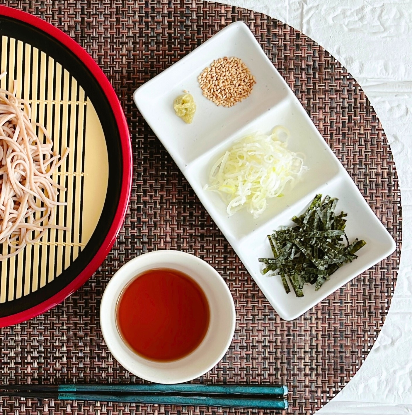 DAISO(ダイソー)のおすすめ和食器「三連皿(白・黒)19.5×9×H2.2cm」