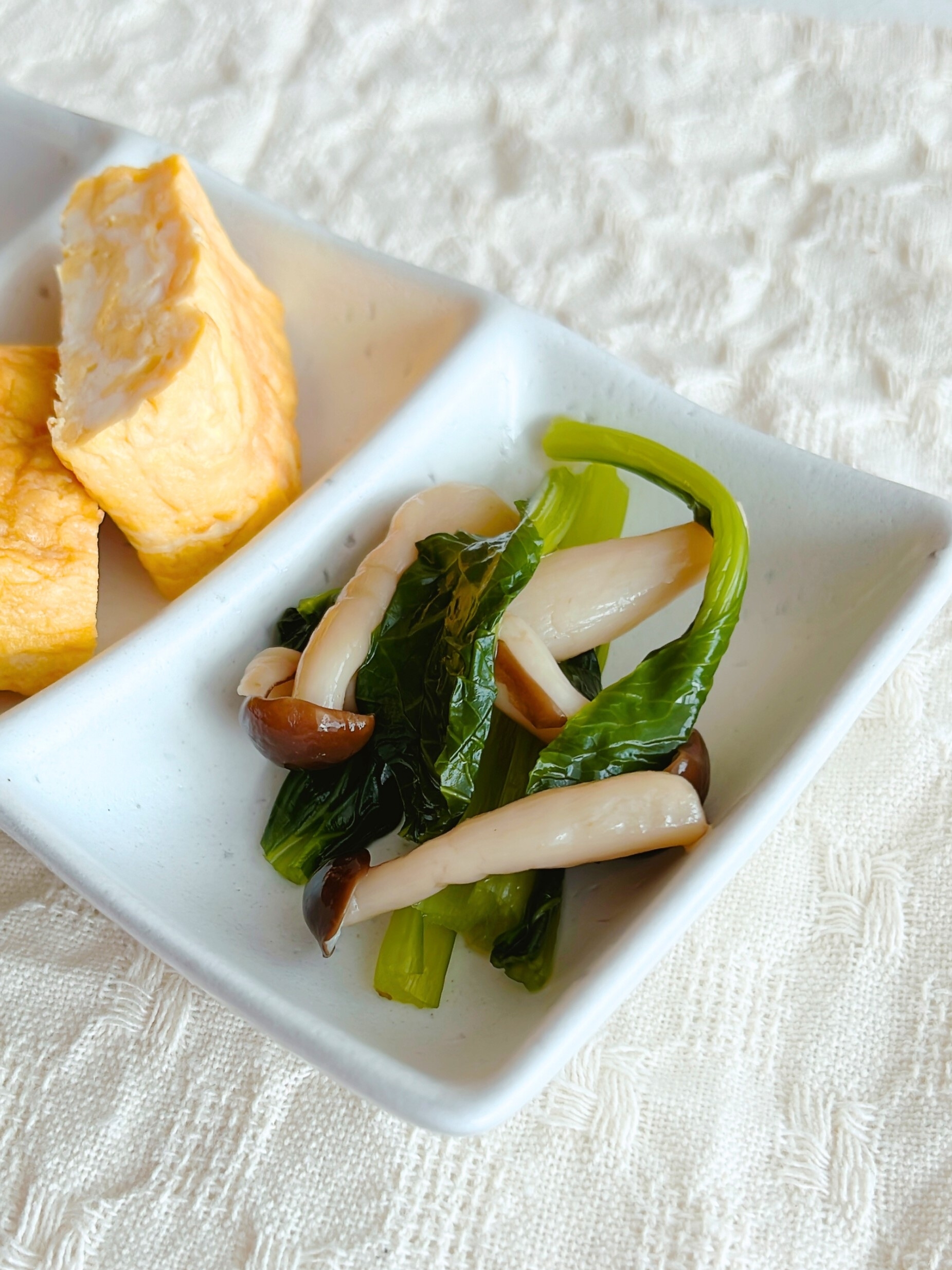 DAISO(ダイソー)のおすすめ和食器「三連皿(白・黒)19.5×9×H2.2cm」