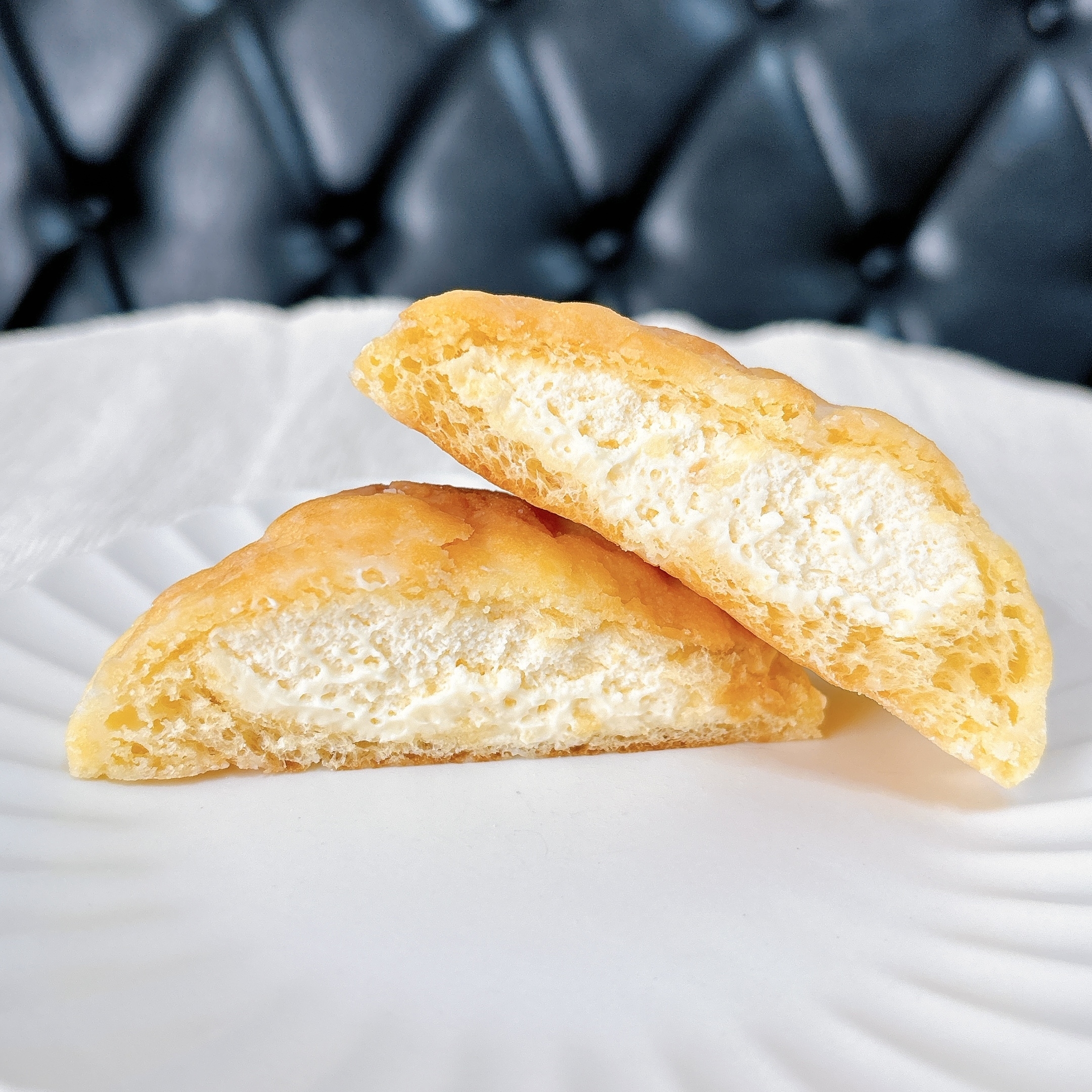 FamilyMart(ファミリーマート)のおすすめのスイーツ「冷やして食べるくりーむメロンパン ミルクカスタード」