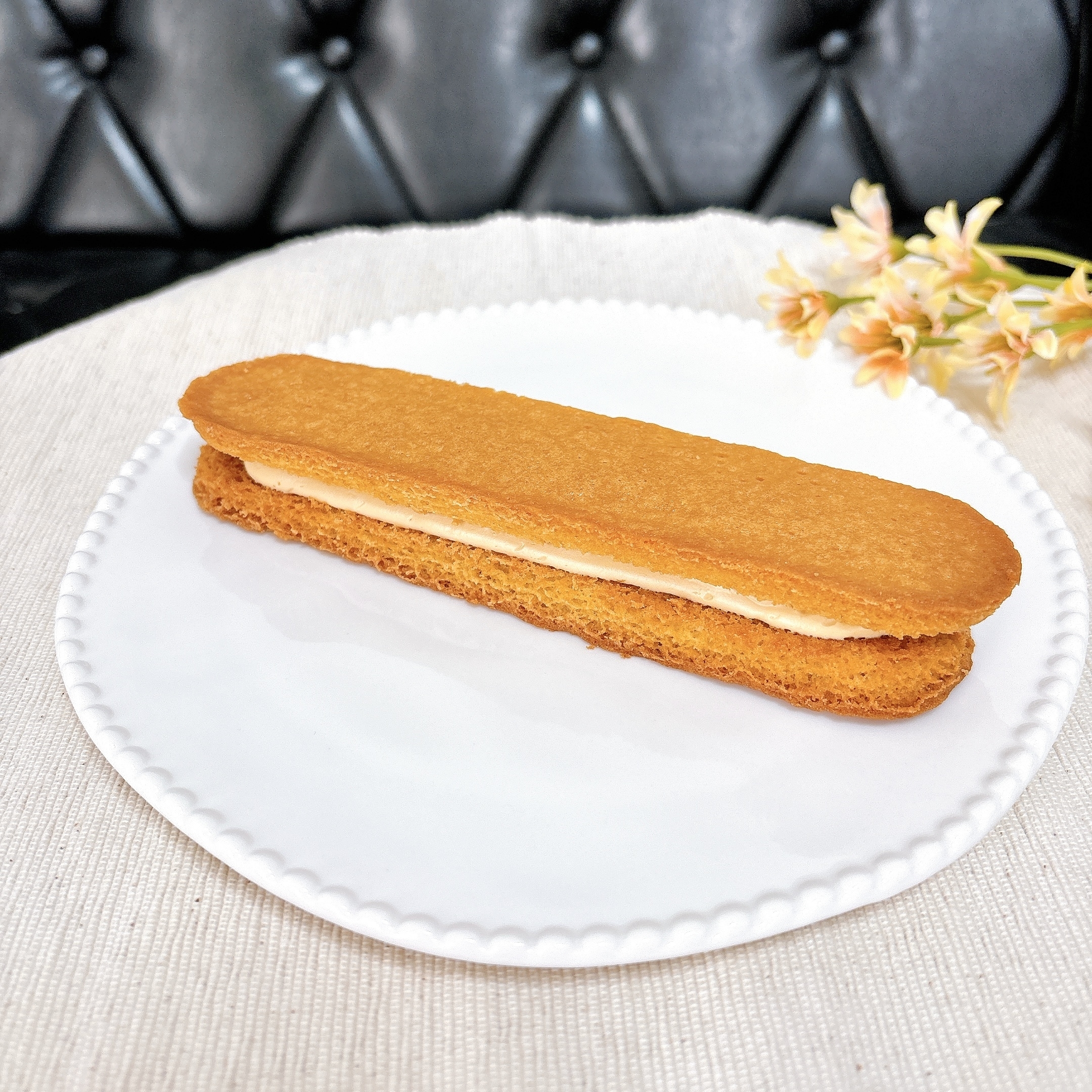 FamilyMart(ファミリーマート)のおすすめのスイーツ「塩キャラメルクッキーサンド(キャラメルソース入り)」