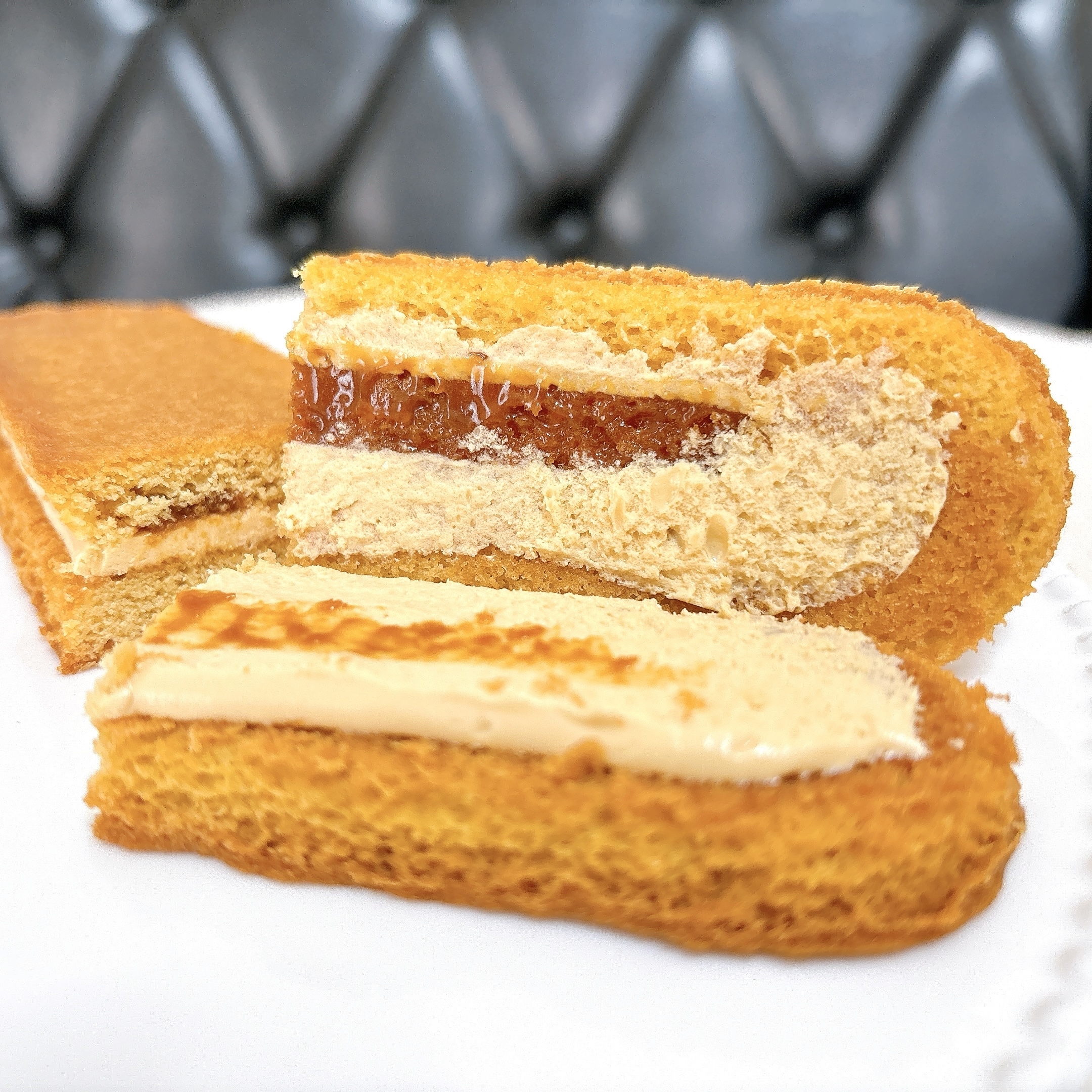 FamilyMart(ファミリーマート)のおすすめのスイーツ「塩キャラメルクッキーサンド(キャラメルソース入り)」