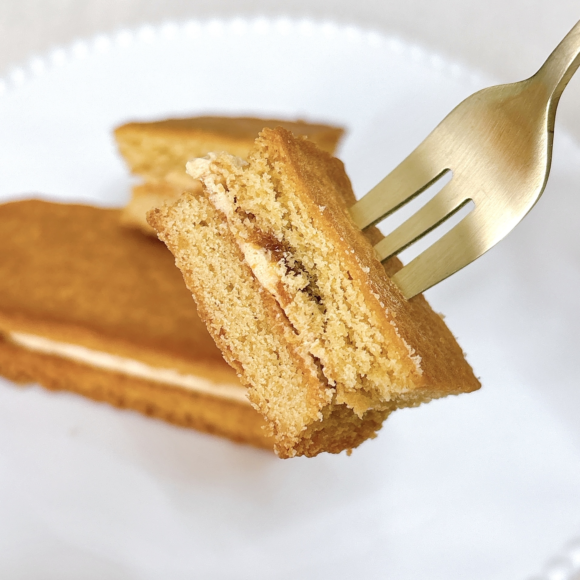 FamilyMart(ファミリーマート)のおすすめのスイーツ「塩キャラメルクッキーサンド(キャラメルソース入り)」