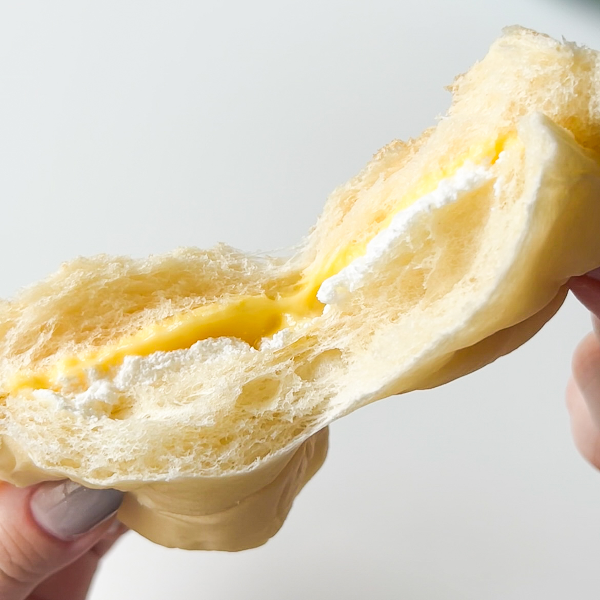 FamilyMart(ファミリーマート)のおすすめスイーツ「白生コッペパン(カスタード&ホイップ)」