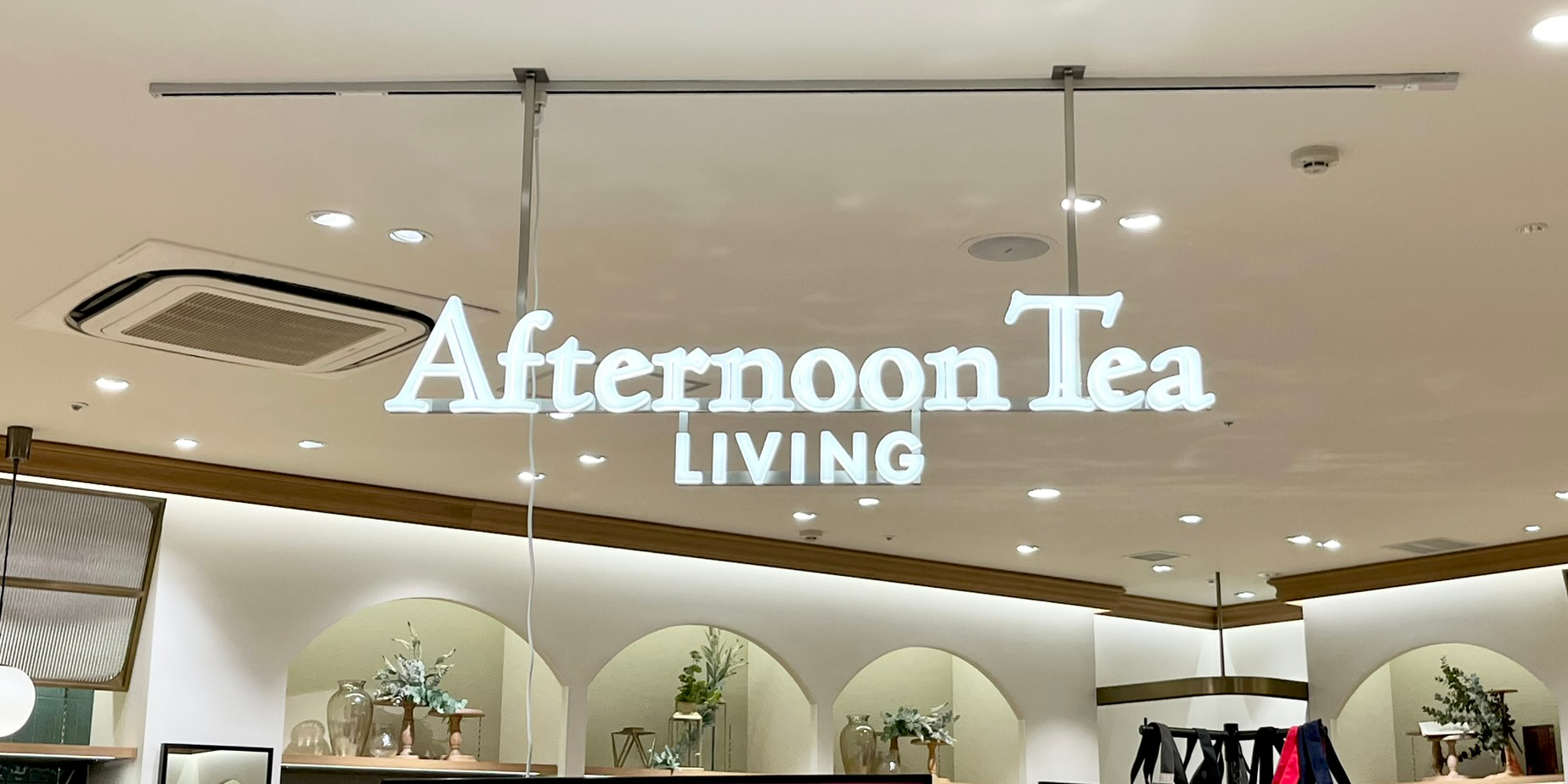 店内に吊り下げられた「Afternoon Tea LIVING」の看板。周囲にはおしゃれな装飾が施されています。