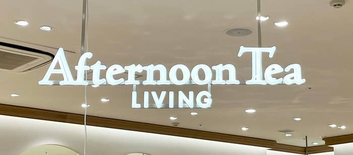 店内に吊り下げられた「Afternoon Tea LIVING」の看板。周囲にはおしゃれな装飾が施されています。