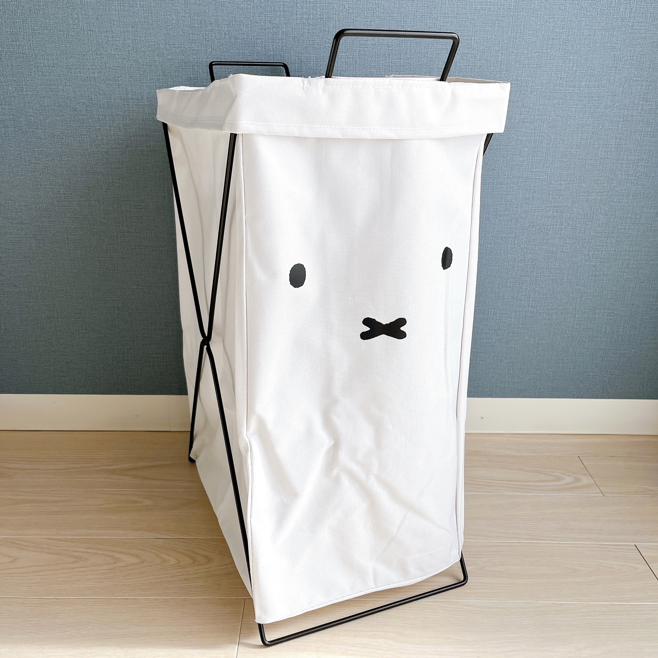 ニトリのおすすめ雑貨「折り畳めるランドリーバスケット(顔だけミッフィー 縦型)」