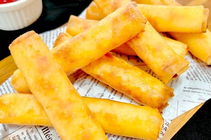 揚げ春巻きが皿に盛られ、ケチャップが添えられています。