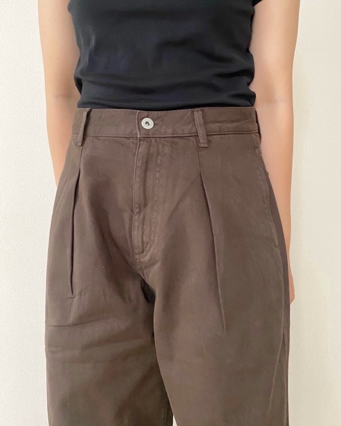 UNIQLO（ユニクロ）のおすすめファッションアイテム「デニムタックパンツ」