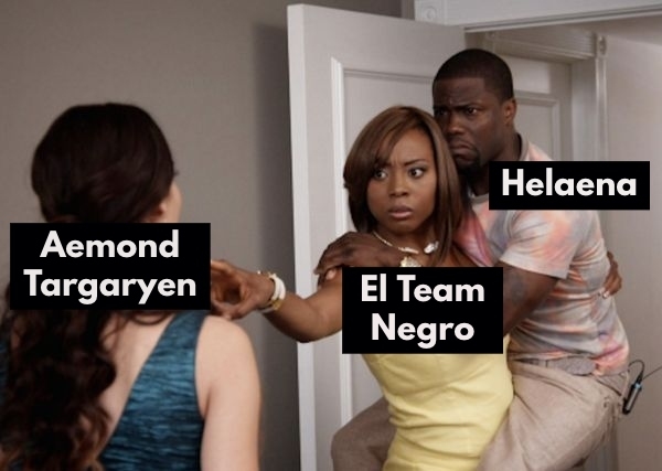 Aemond Targaryen hablando con un grupo de personas en una habitación. Una mujer con vestido amarillo sostiene a un hombre detrás de ella. Texto: "El Team Negro", "Helaena"