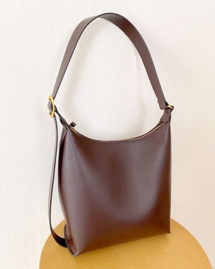 UNIQLO（ユニクロ）のおすすめバッグ「レザータッチスクエアショルダーバッグ」